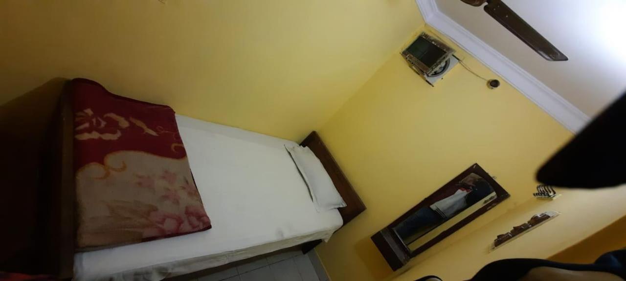 Khaja Habib Hotel Колката Екстериор снимка